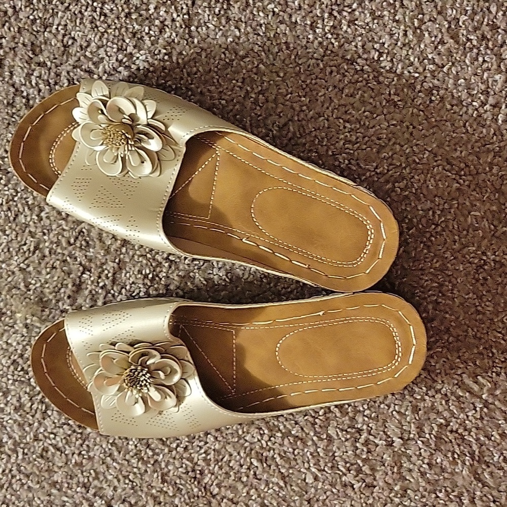 Floral Gold Slip-On Ladies Sandals Sz10